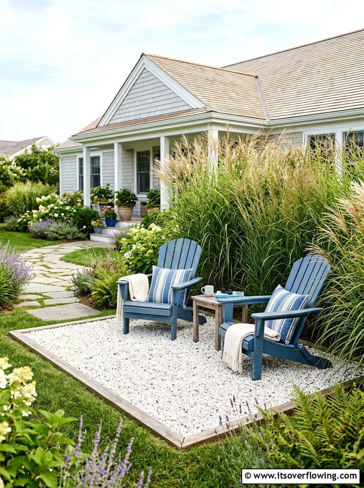 Gravel seating area - 25 cheap garden ideas for front yard