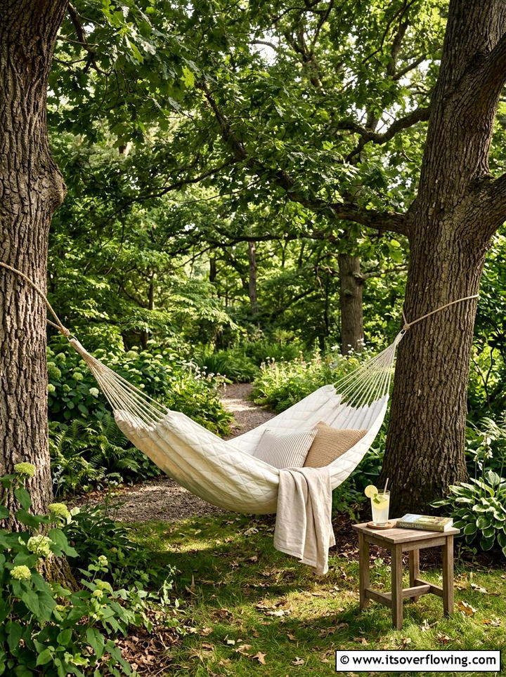 Hammock Lounge - 25 backyard decorating ideas with patio decor