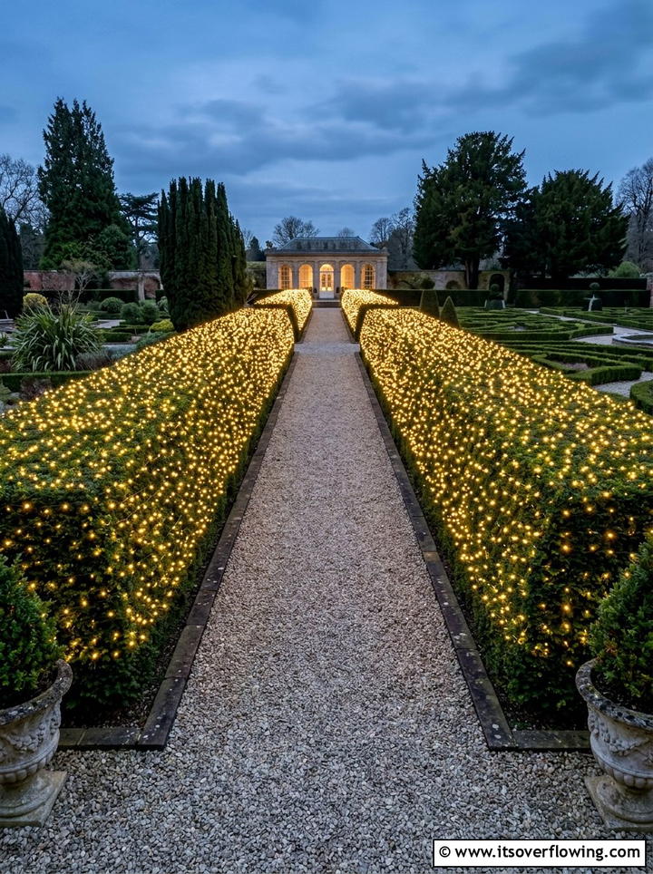 Hedges Net Lights - 25 garden decor ideas with holiday lights