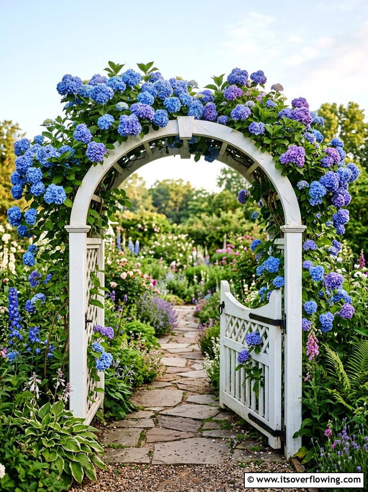 Hydrangea garden gate entrance - 25 garden ideas with hydrangeas