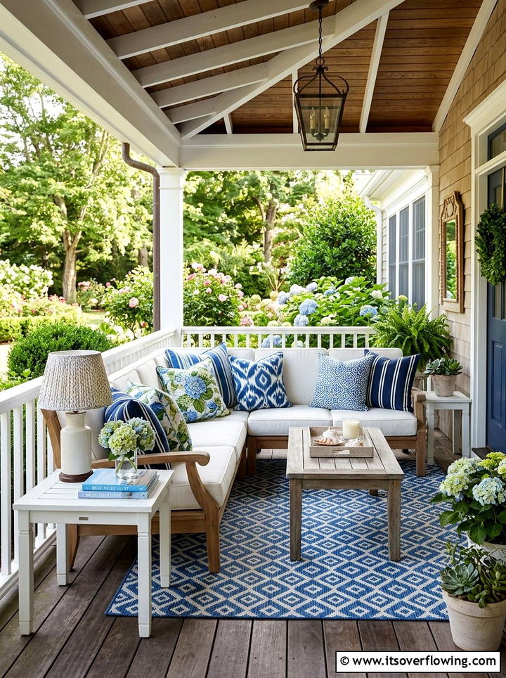 Layered pattern porch pillow display - 25 front porch decor ideas with pillows