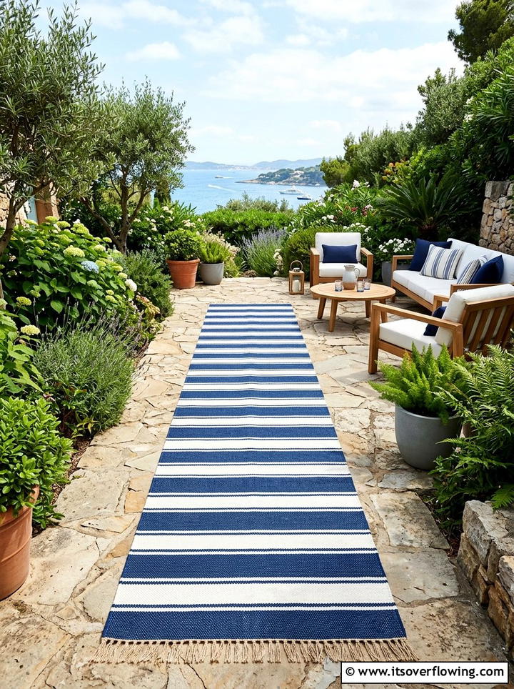 Long Outdoor Rug - 25 garden ideas for narrow yards