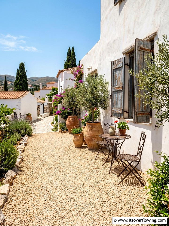 Mediterranean Gravel Courtyard - 25 small garden ideas with gravel