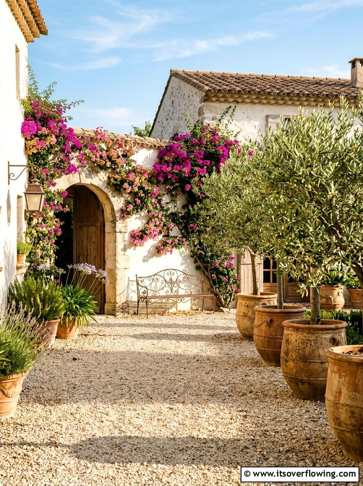 Mediterranean Gravel Courtyard - 25 backyard decorating ideas with gravel zones
