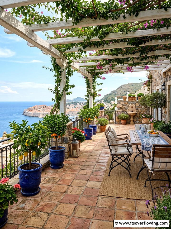 Mediterranean Style Patio - 25 garden ideas for townhouses