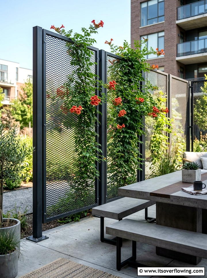 Metal Mesh Privacy Screen - 25 garden decor ideas with privacy panels