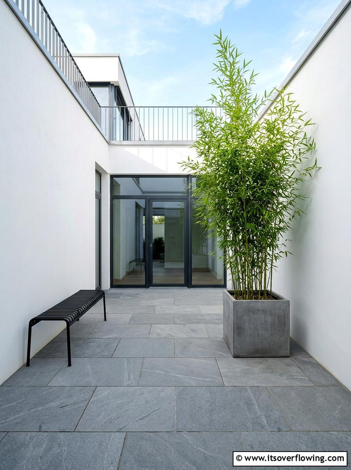 Minimalist courtyard layout - 25 small garden ideas with low maintenance plants