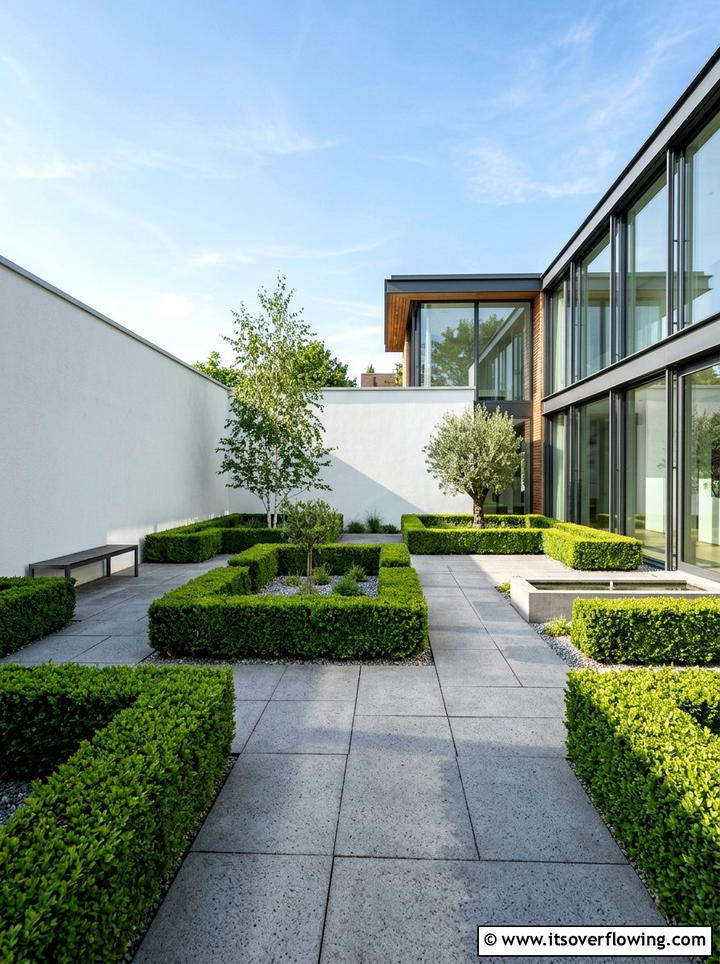 Minimalist courtyard with boxwood - 25 cheap garden ideas with low maintenance plants