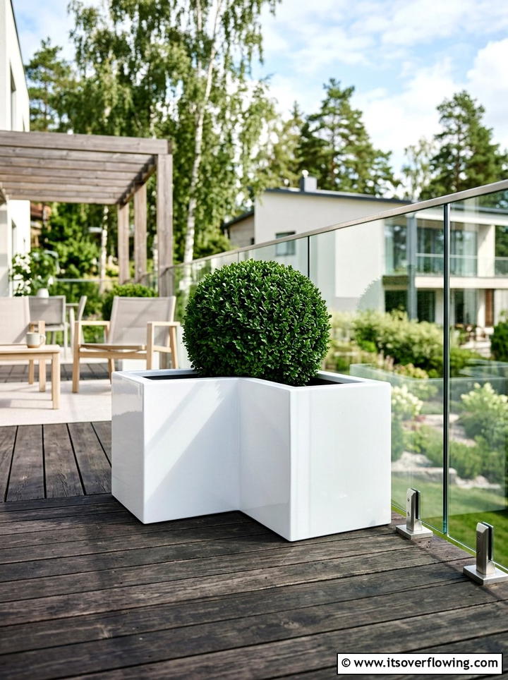 Minimalist white corner planter - 25 small garden ideas with corner planters