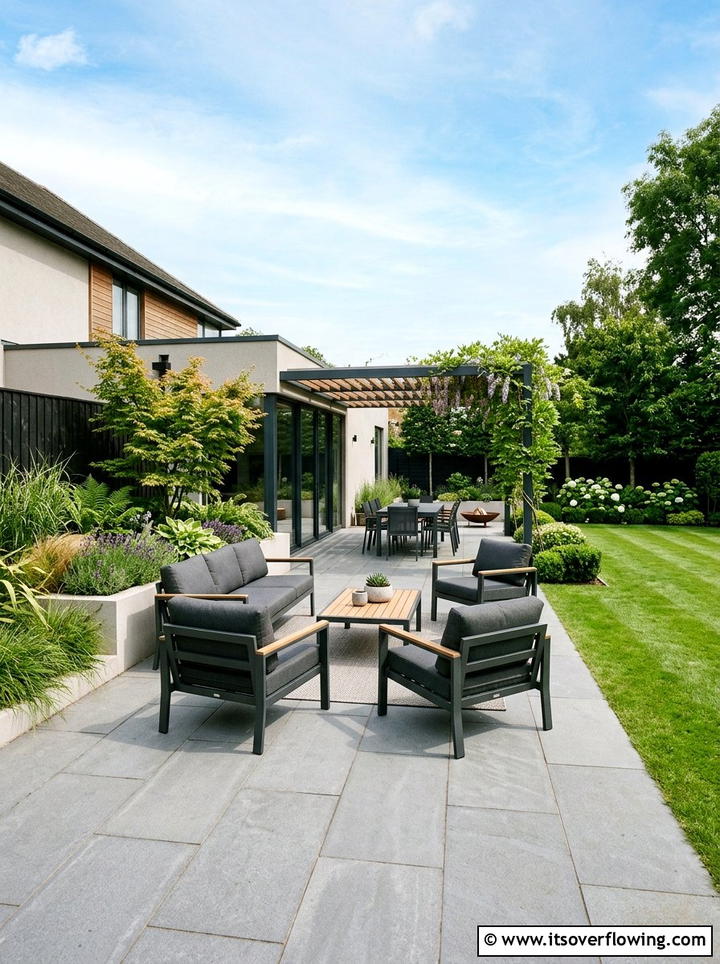Modern Rectangular Patio - 25 garden design ideas with straight lines