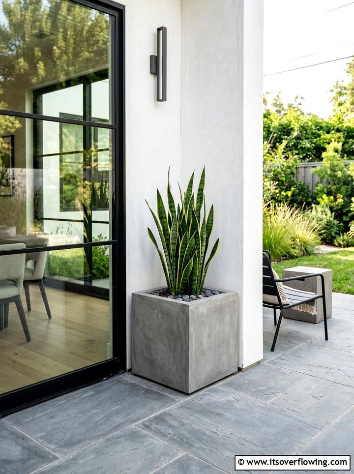 Modern concrete corner planter - 25 small garden ideas with corner planters