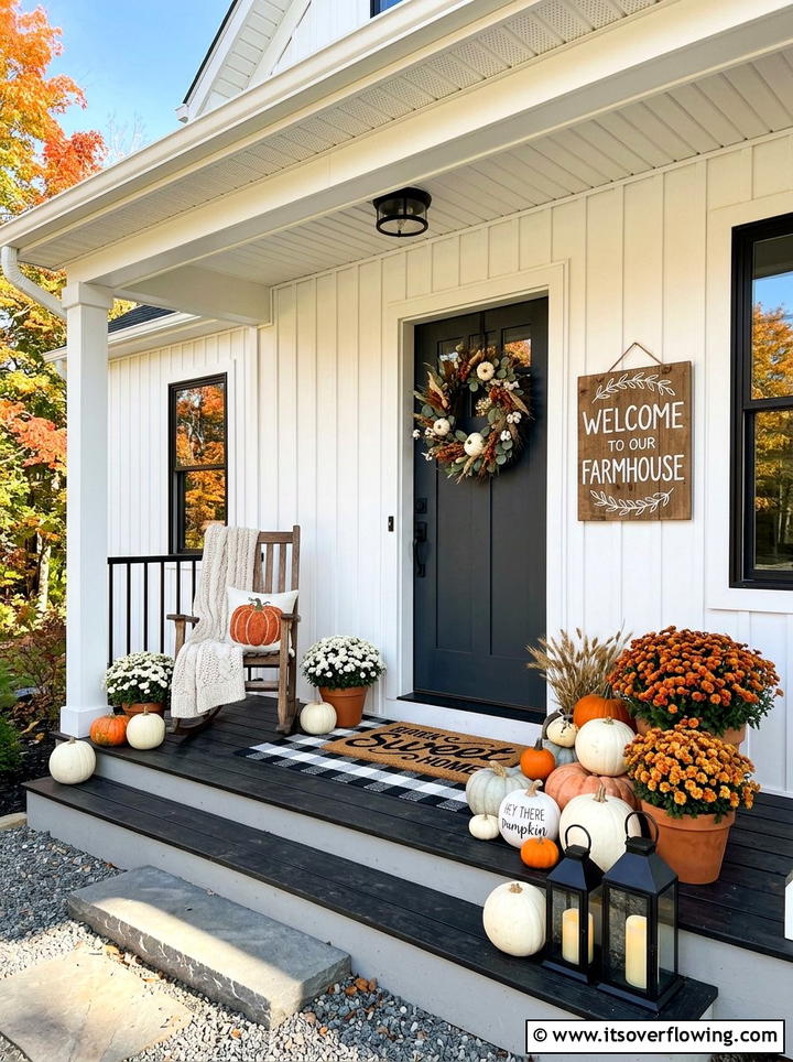 Modern farmhouse pumpkin porch - 25 front porch decor ideas with real pumpkins