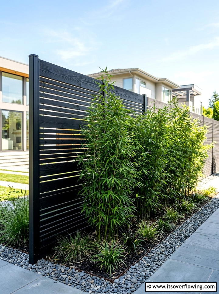 Modern privacy fence - 25 backyard ideas with minimalist style