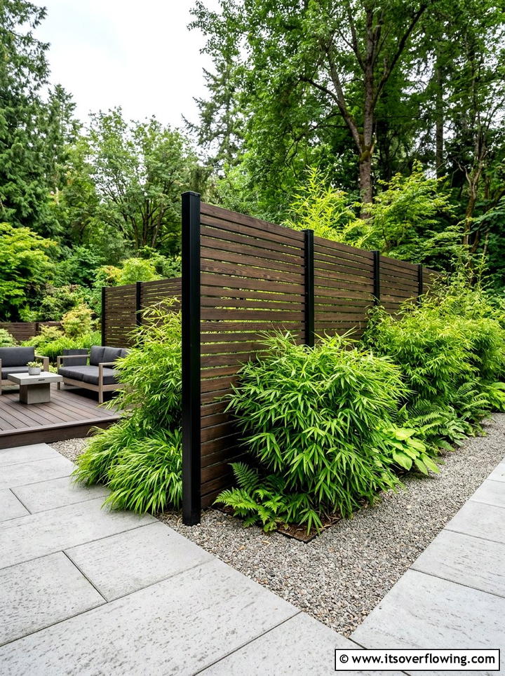 Modern privacy screen - 25 backyard ideas for townhouse yards