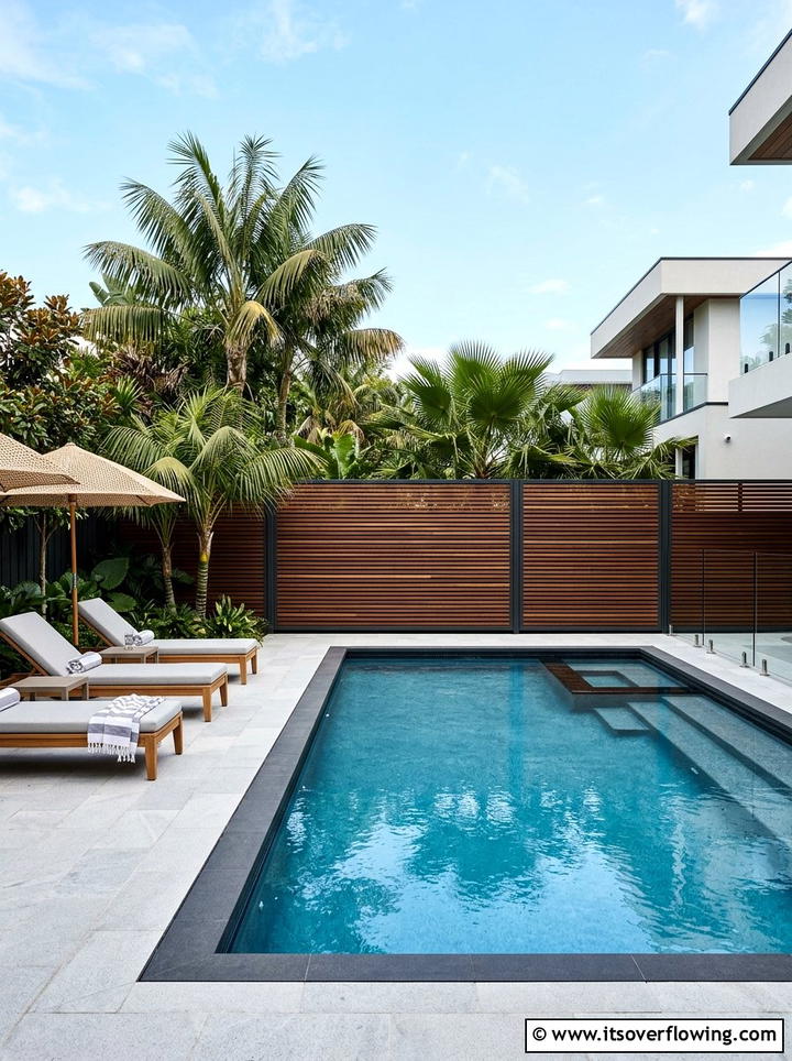 Modern slatted fence - 25 backyard ideas with fence