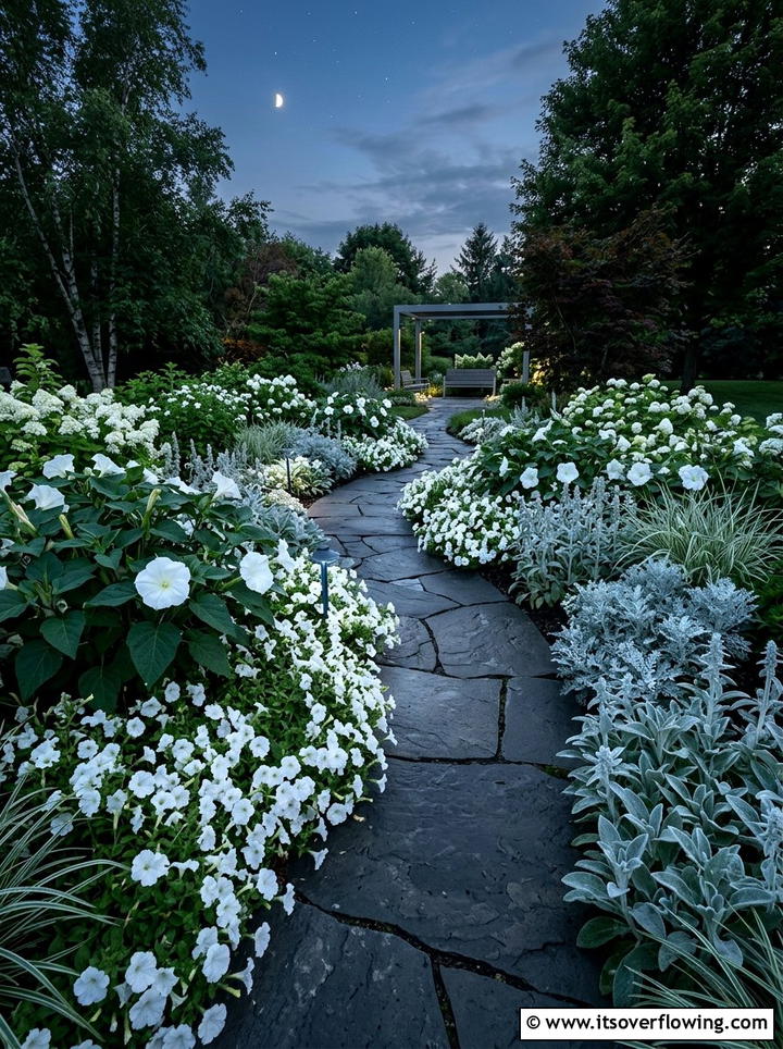 Moon Garden With White Flowers - 25 creative garden ideas with fragrance gardens