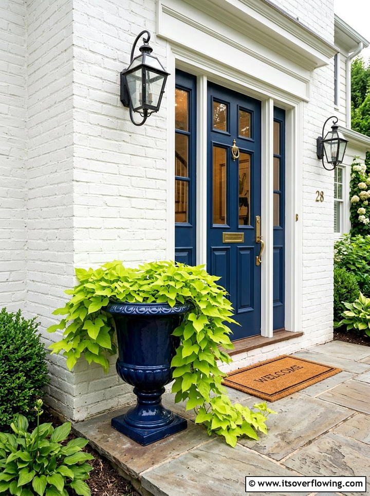 Navy blue front door planter - 25 front porch ideas with painted pots