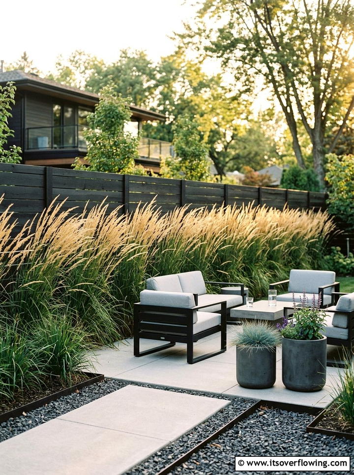Ornamental Grass Perimeter - 25 backyard ideas with border plants