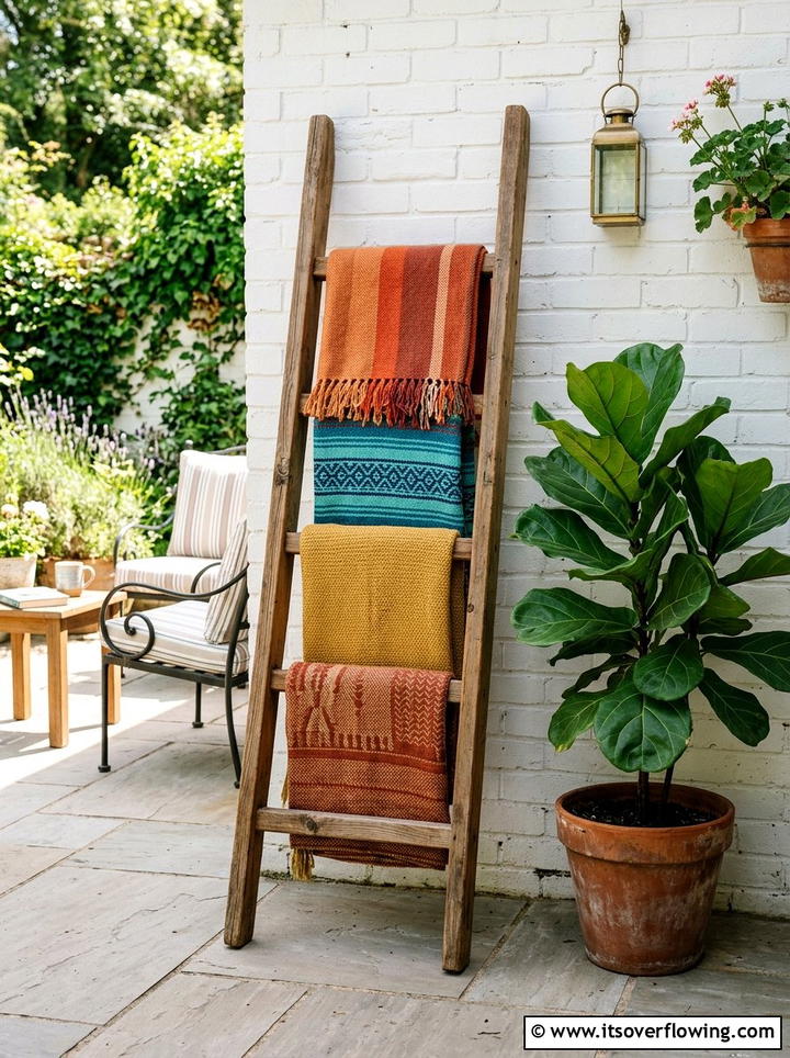 Outdoor Blanket Ladder - 25 backyard decorating ideas with throws