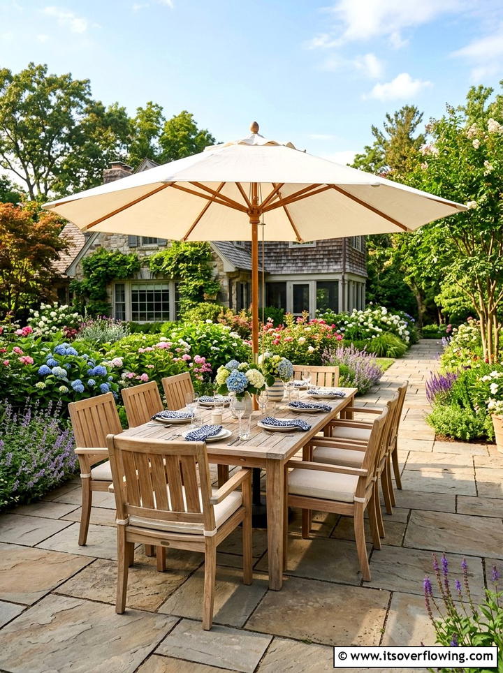 Outdoor Dining Paver Area - 25 garden ideas for suburban homes