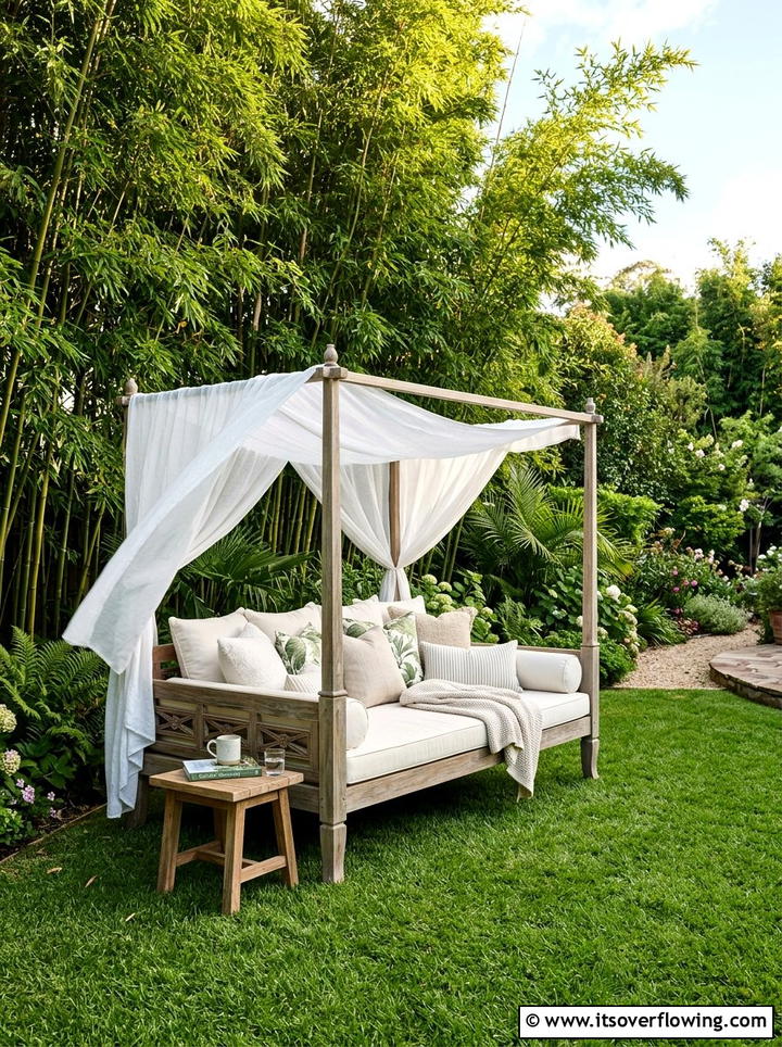 Outdoor garden daybed - 25 backyard ideas with tropical retreat