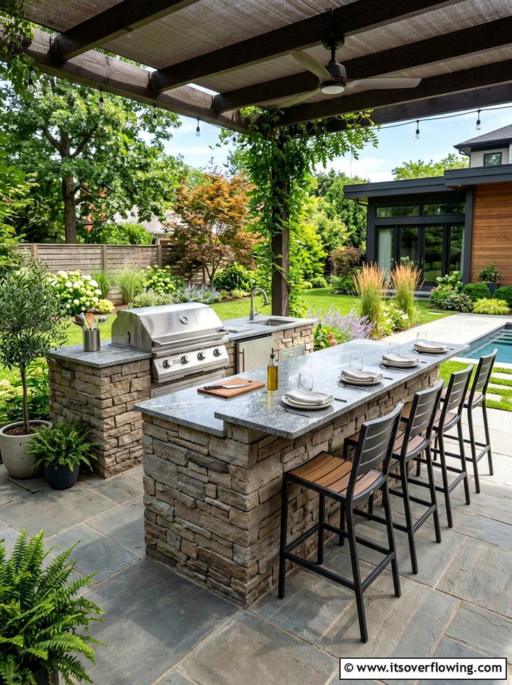 Outdoor kitchen with bar stools - 25 creative garden ideas with outdoor dining spaces