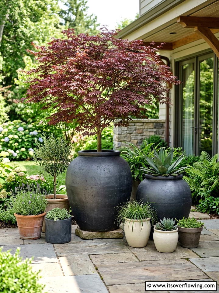 Oversized Garden Pot - 25 backyard ideas with pot clusters