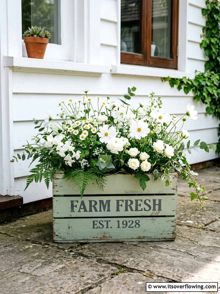 Painted accent crate - 25 front porch decor ideas with vintage crates