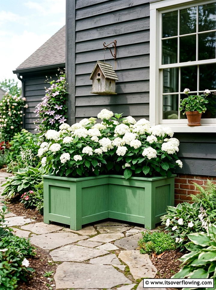 Painted wood corner planter - 25 small garden ideas with corner planters