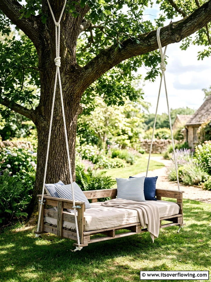 Pallet Swing Bed - 25 backyard decorating ideas with pallet projects
