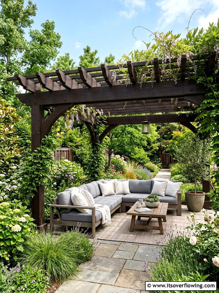 Pergola with seating - 25 backyard ideas for suburban homes