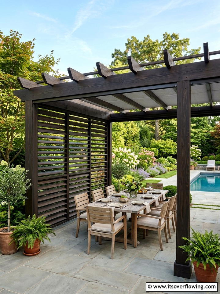 Pergola with side screens - 25 backyard ideas with privacy screens