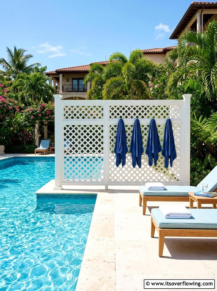 Poolside lattice screen - 25 backyard ideas with lattice wall