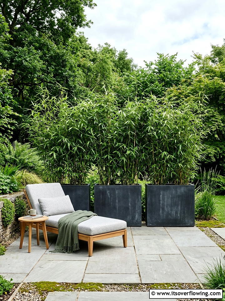 Potted plant screen - 25 small garden ideas with reading nook