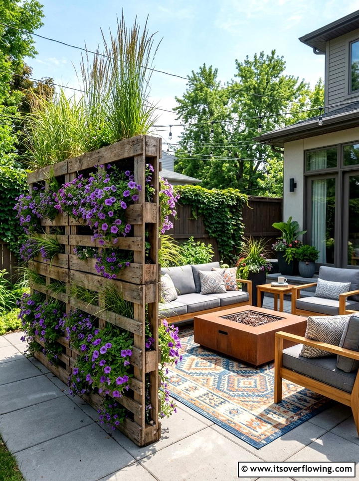 Privacy screen - 25 creative garden ideas with pallet planters