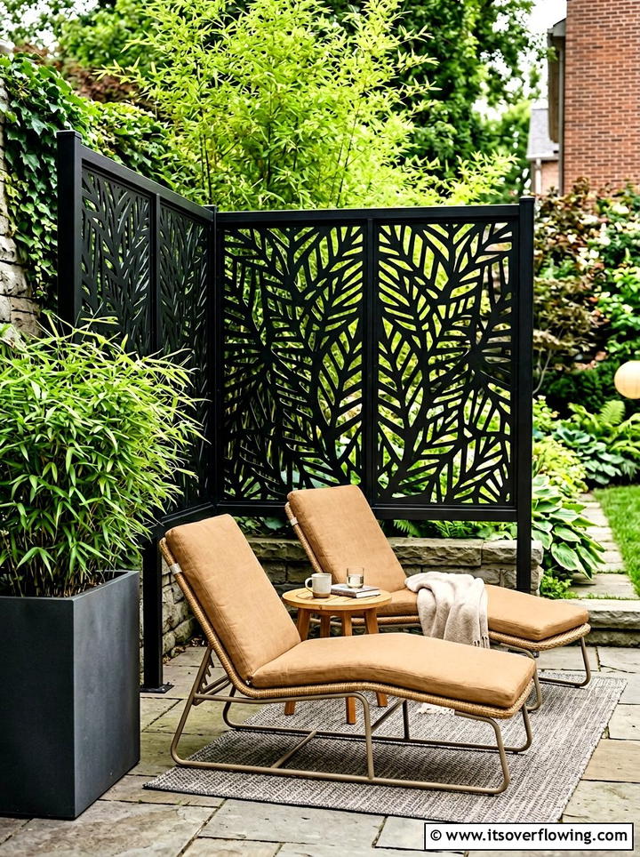 Privacy screen lounge - 25 backyard ideas with cozy corner
