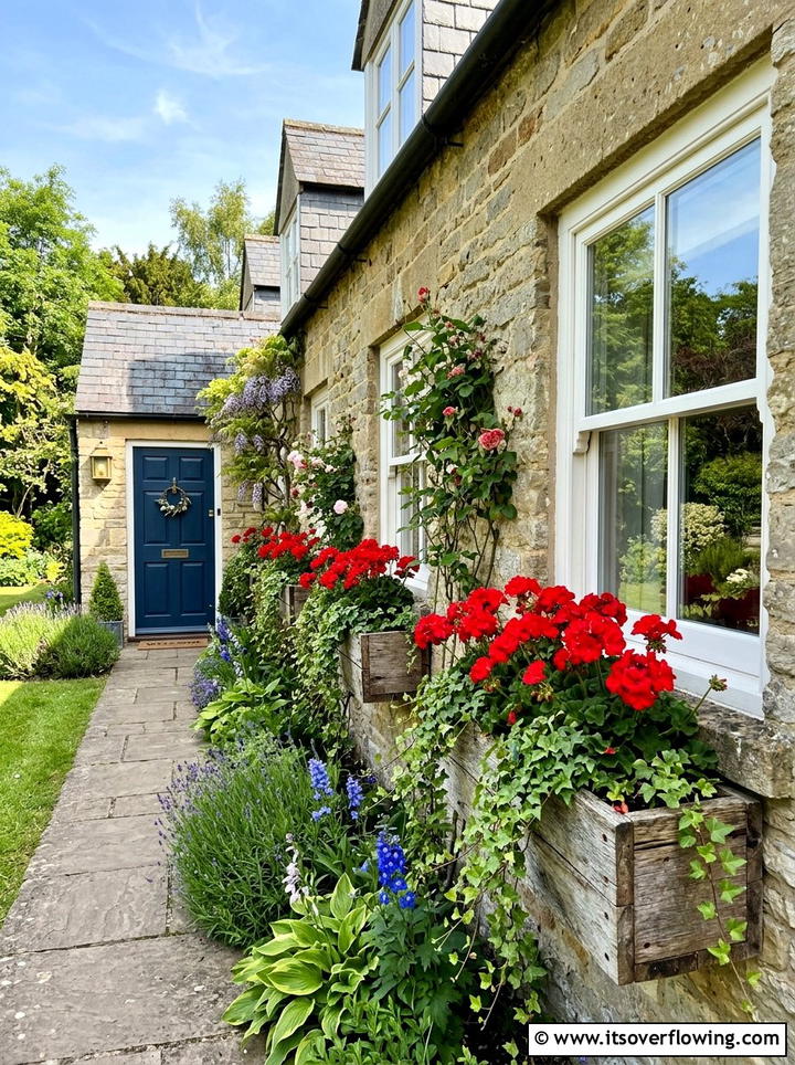 Reclaimed wood window box - 25 backyard ideas with reclaimed wood