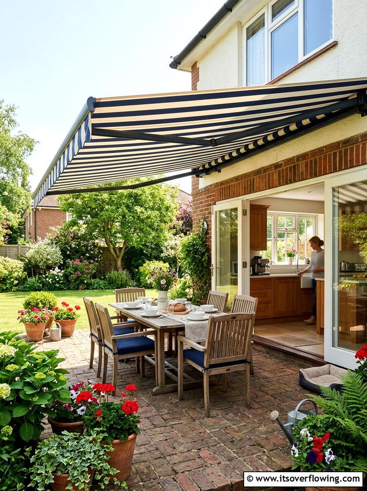 Retractable Awning - 25 backyard ideas with shade structures