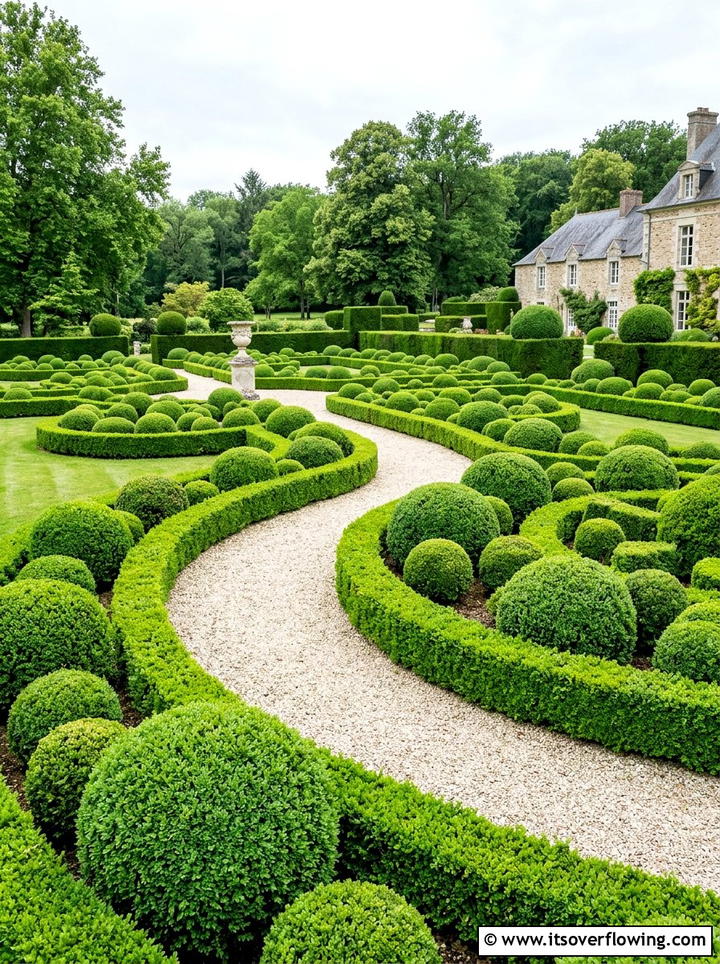 Rounded topiary garden - 25 garden design ideas with curves