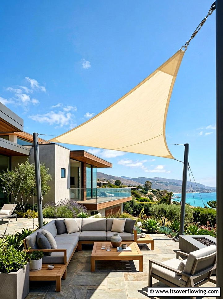 Shade sail canopy - 25 backyard ideas for townhouse yards