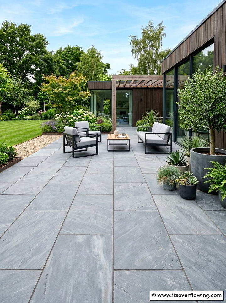 Stone paver patio - 25 backyard ideas for townhouse yards