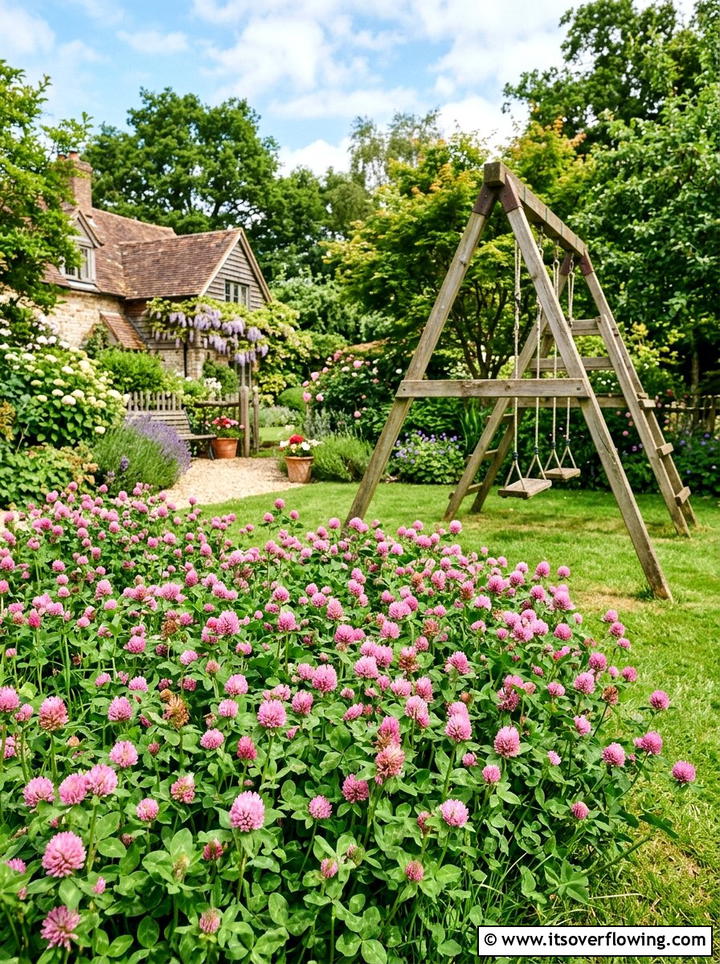 Strawberry clover patch - 25 creative garden ideas with clover lawn alternatives