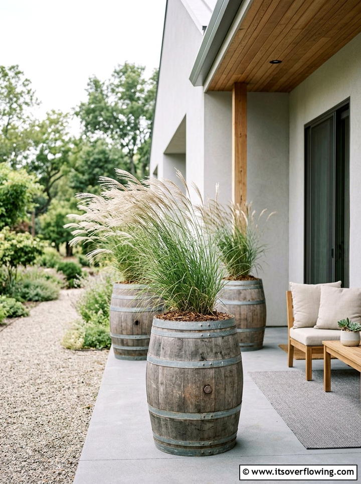 Tall ornamental grass in barrels - 25 front porch ideas with barrel planters