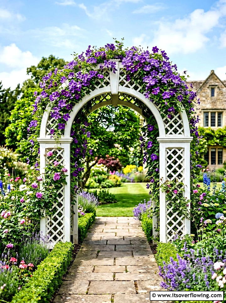 Trellis with climbing vines - 25 small garden ideas for patio