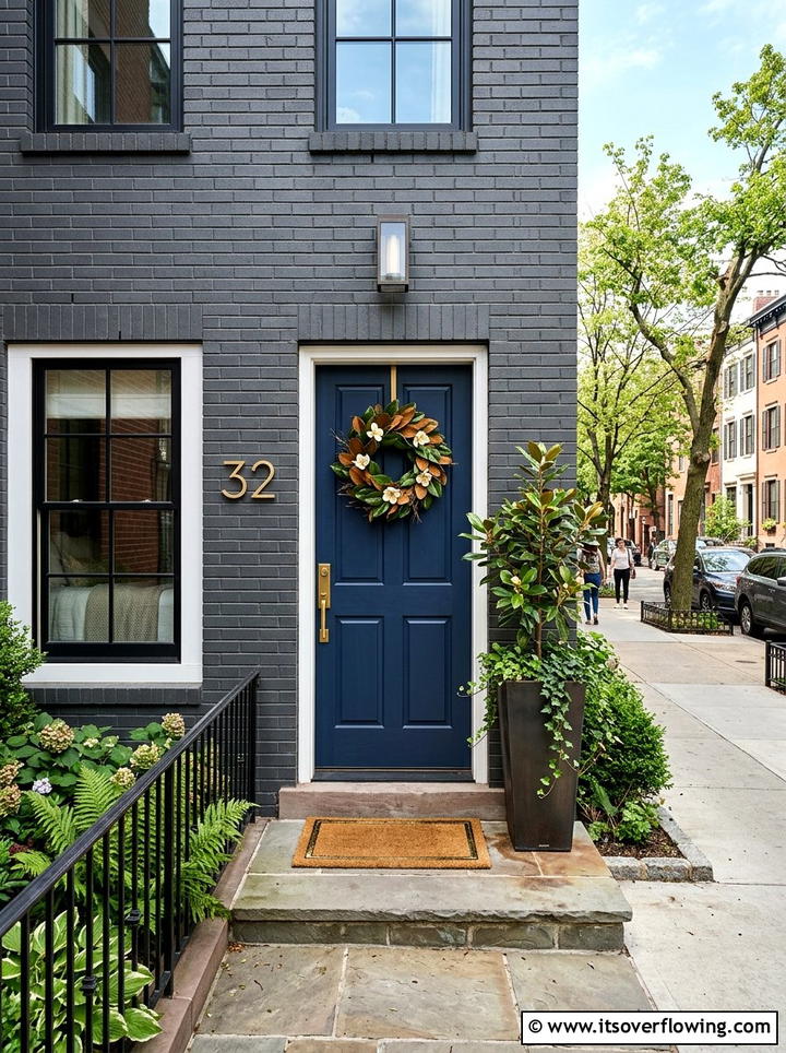 Urban Townhouse Entryway - 25 front porch decor ideas with magnolia wreath