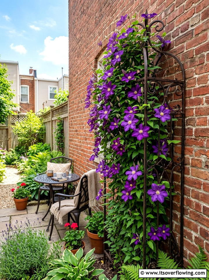 Vertical floral trellis - 25 garden design ideas with seasonal flowers