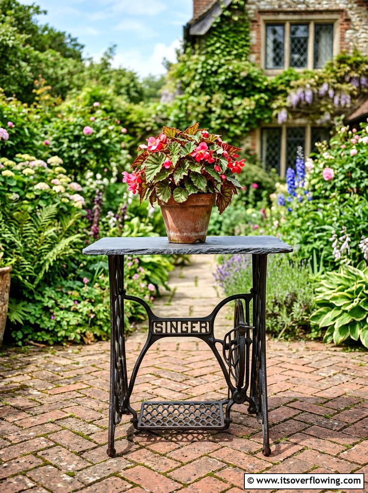 Vintage sewing machine garden stand - 25 garden decor ideas with antique finds