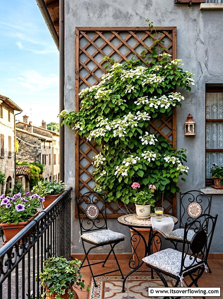 Wall mounted wood trellis - 25 backyard ideas with trellis fence