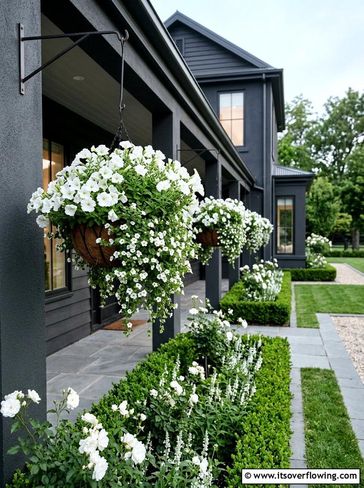 White flower hanging baskets monochromatic - 25 cheap garden ideas with hanging baskets