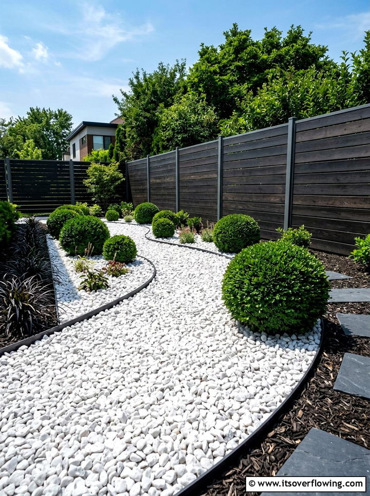 White marble chip garden - 25 backyard ideas with rocks